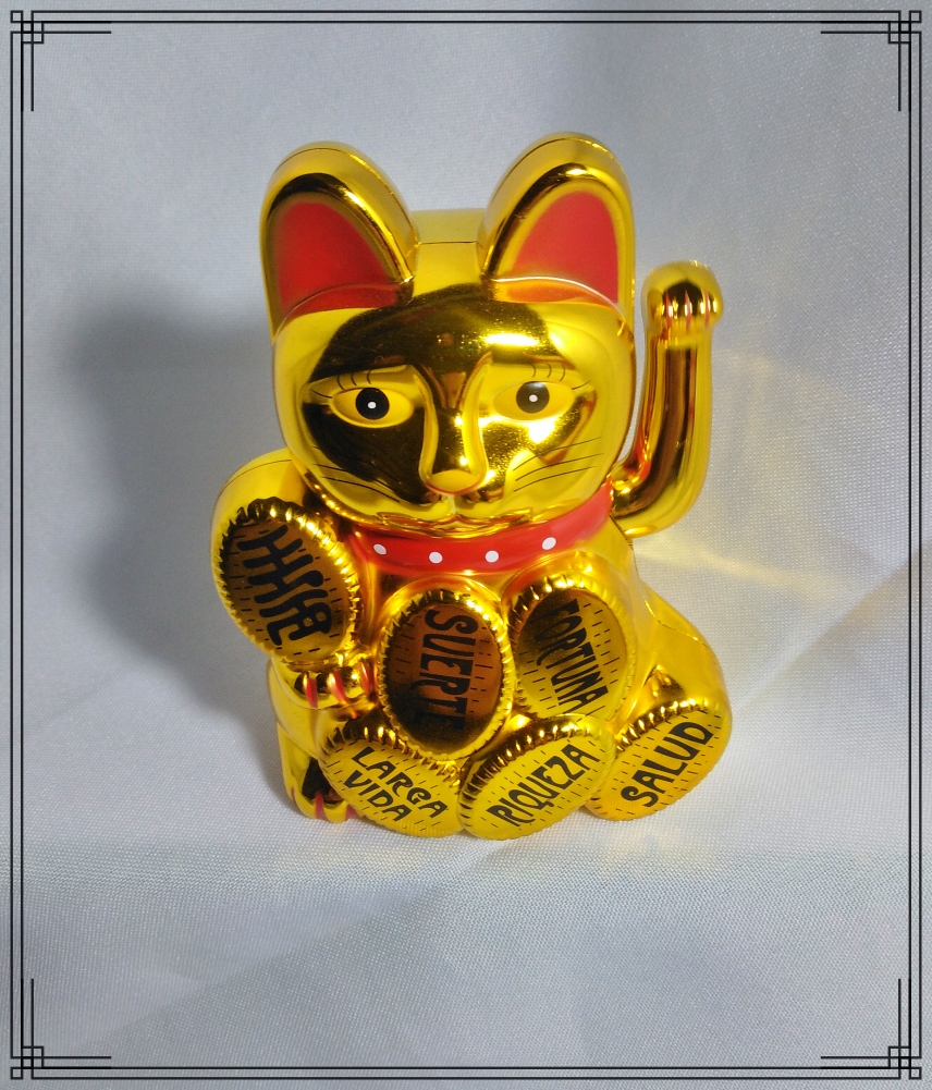 ADORNO GATO DE LA SUERTE A PILA